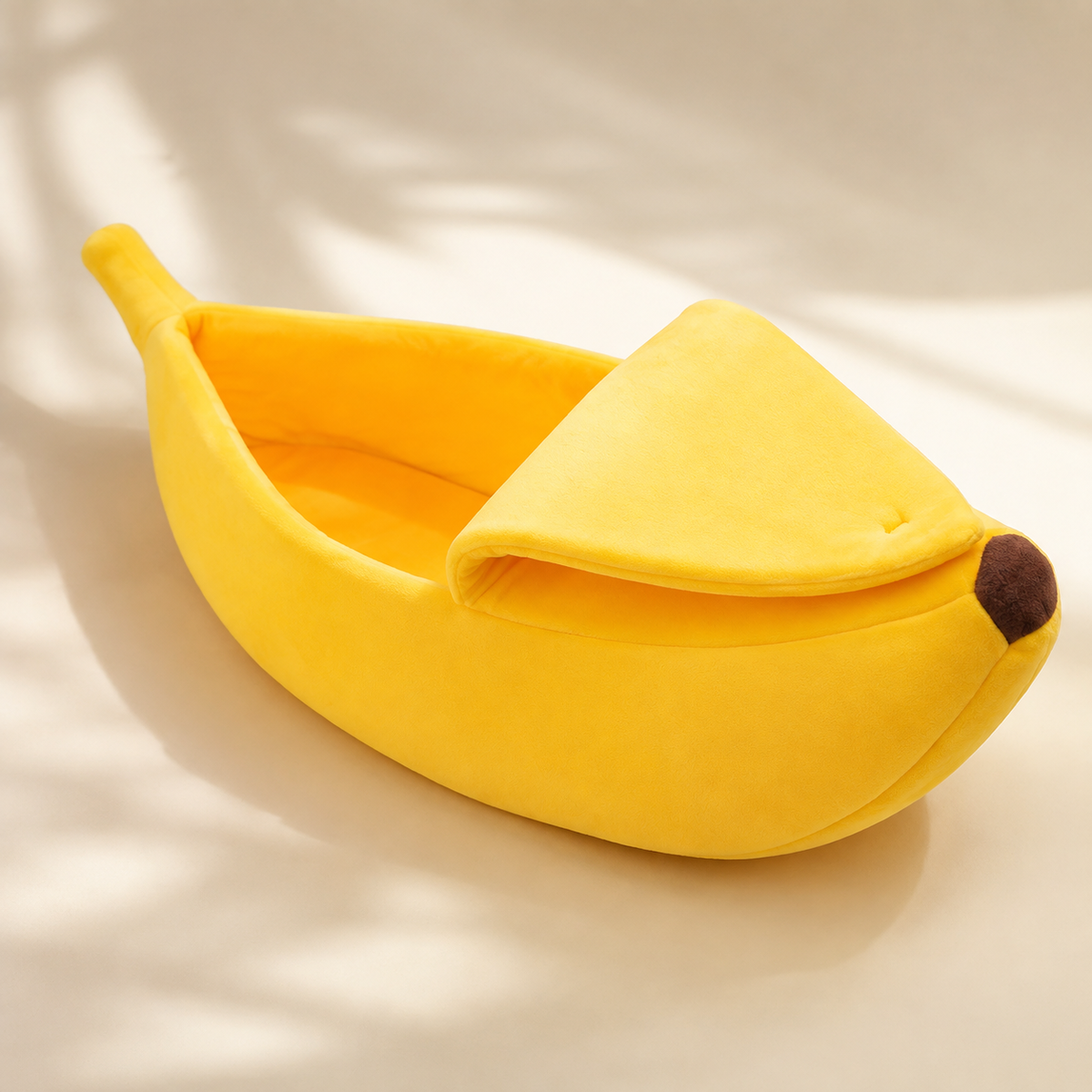 Lit Banane Câline jaune, vue du couchage et de son rabat sur fond crème